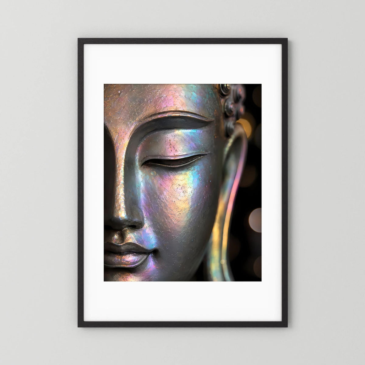 Kunstposter mit Buddha-Gesicht in irisierender Perlmutt-Optik, schwarzer Rahmen mit Passepartout