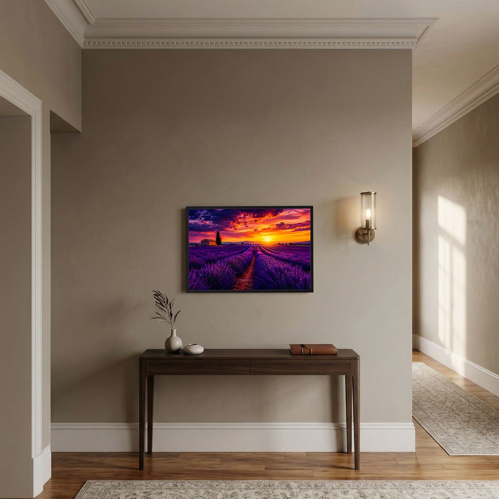 Querformat-Poster mit Lavendelfeld, lila Reihen und orangefarbenem Sonnenuntergang am Himmel, gerahmt