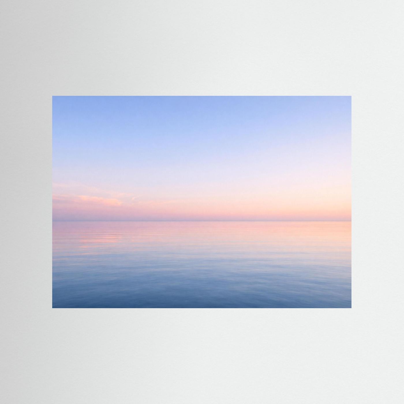 Querformat-Poster mit sanfter Meeresstimmung in Pastellrosa und Blau, Horizontlinie