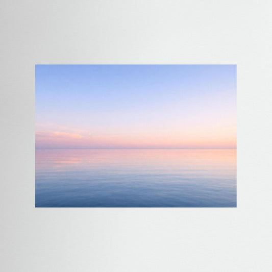Querformat-Poster mit sanfter Meeresstimmung in Pastellrosa und Blau, Horizontlinie