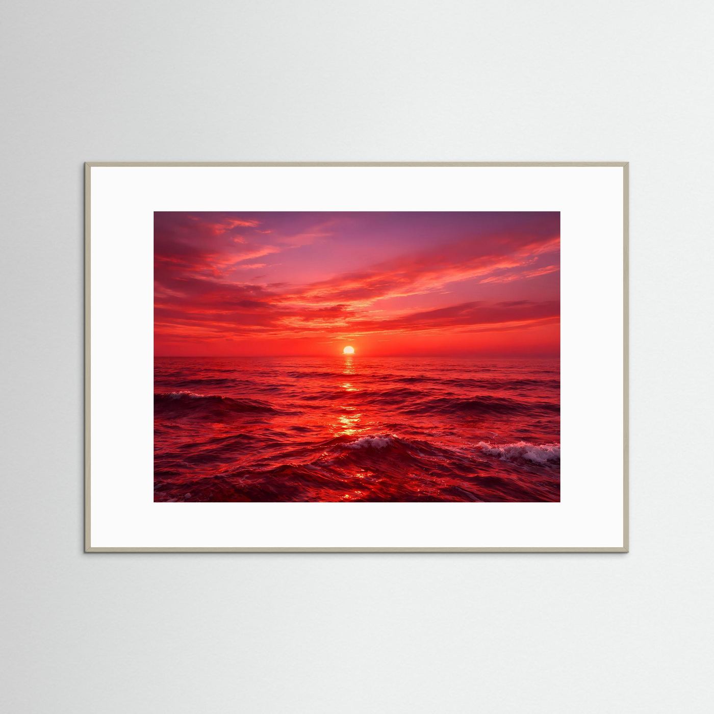 Gerahmtes Wandbild: Sonnenuntergang über dem Meer, roter Himmel, heller Holzrahmen, weißer Rand