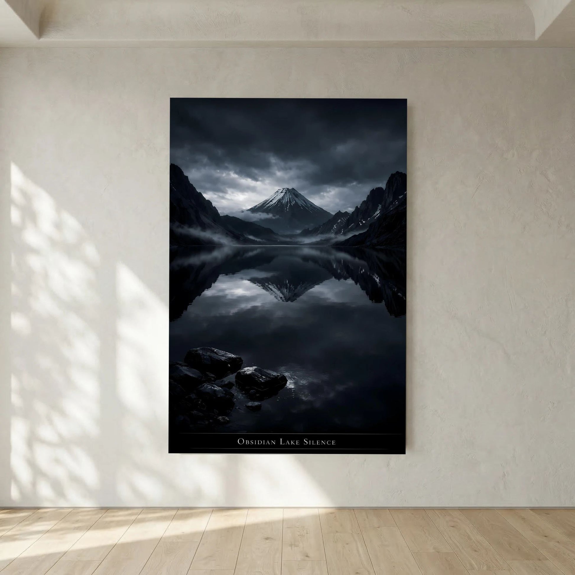 Wandbild mit Bergsee, dunklem Gebirge und Spiegelung, schwarz umrandet