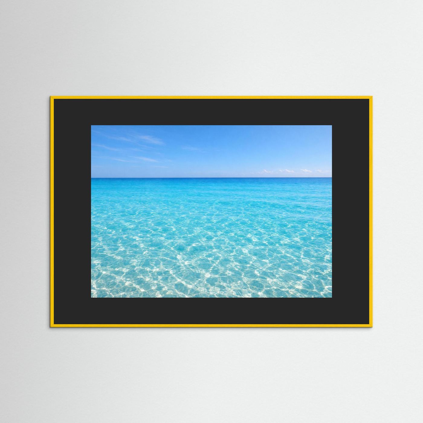 Gerahmtes Wandbild mit türkisblauem Meer, klarer Wasseroberfläche, schwarzer Rahmen mit goldener Kante