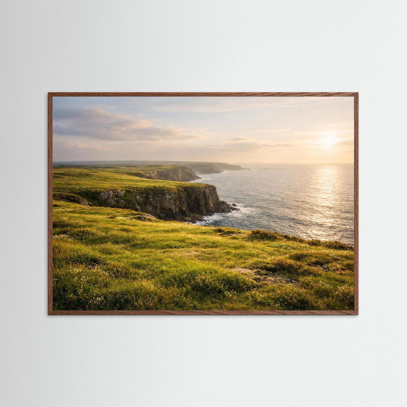 Grüne Klippen im goldenen Abendlicht | Panorama Küste & Meer Poster Querformat