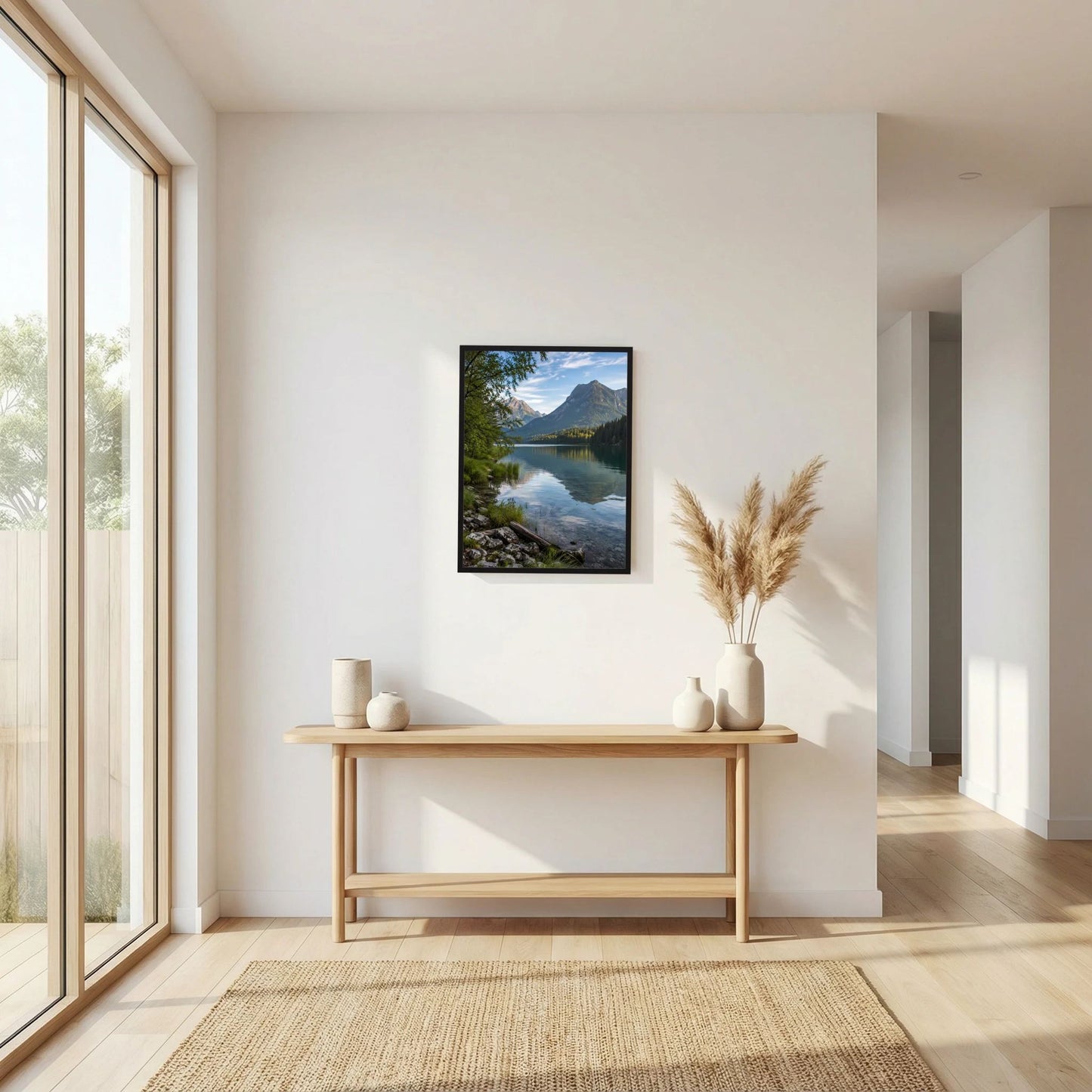 Gerahmtes Poster im Hochformat mit Bergsee, Tannengrün am Ufer und felsigem Strand