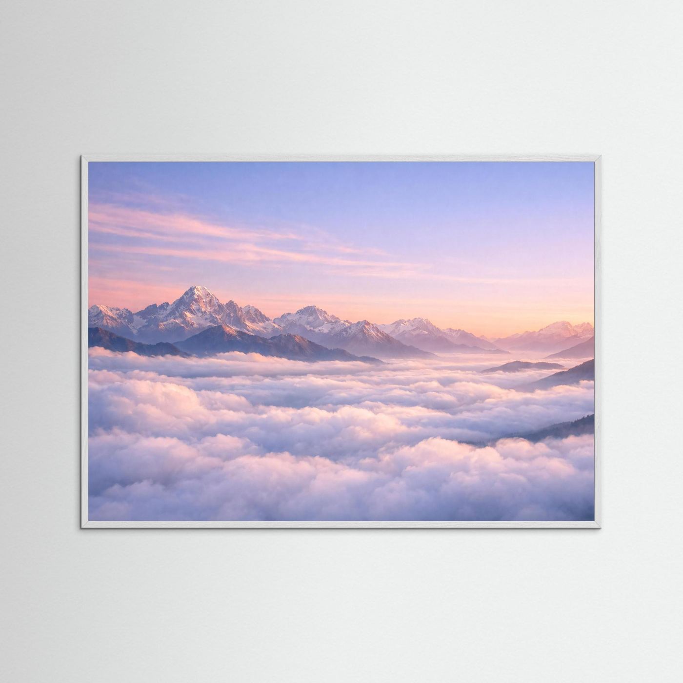 Panorama-Poster im Holzrahmen: verschneite Berge über einem dichten Wolkenmeer
