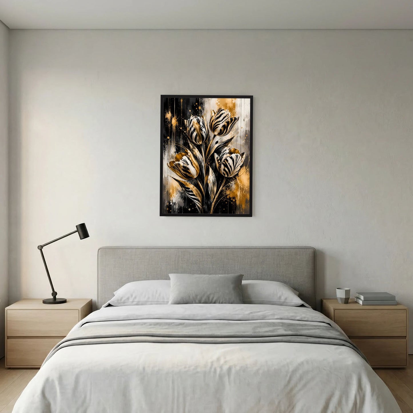 Hochformat-Poster mit abstrakten Tulpen im schwarzen Rahmen, schwarz-weiß mit Goldakzenten