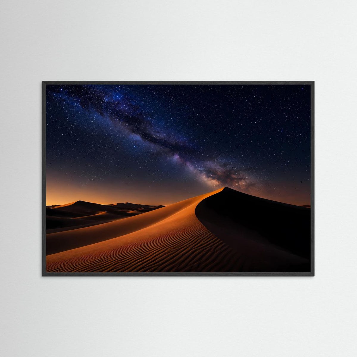 Querformat-Poster im schwarzen Rahmen, Wüstendünen bei Nacht mit Sternenhimmel
