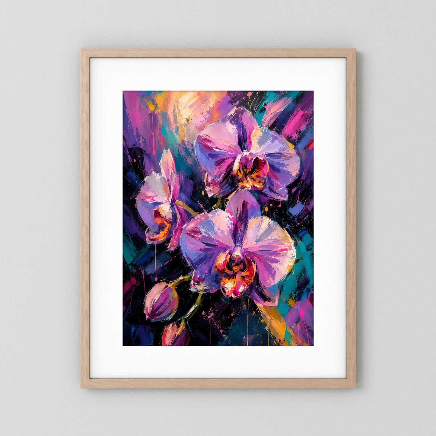Hochformatiges Poster mit abstrakten Orchideen in Pink und Violett, hellbrauner Rahmen mit weißem Rand