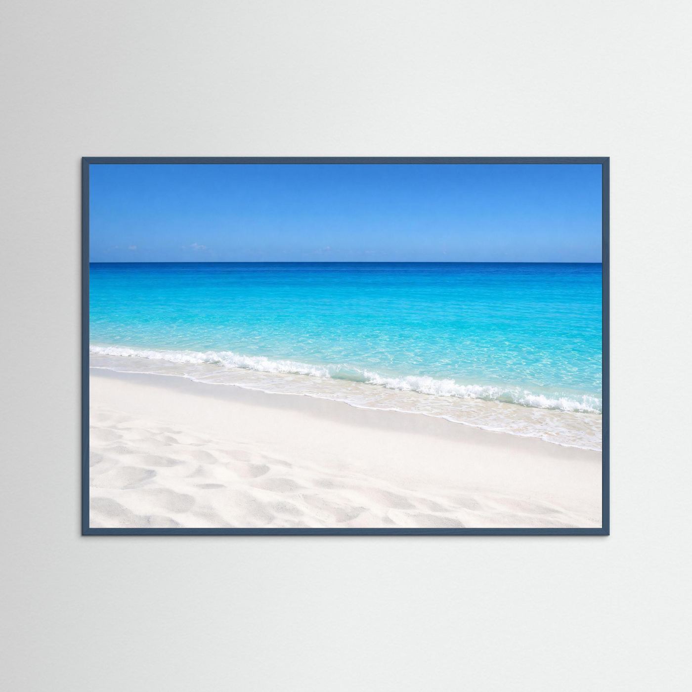 Wandbild mit Strand und türkisblauem Meer, dunkler blauer Rahmen