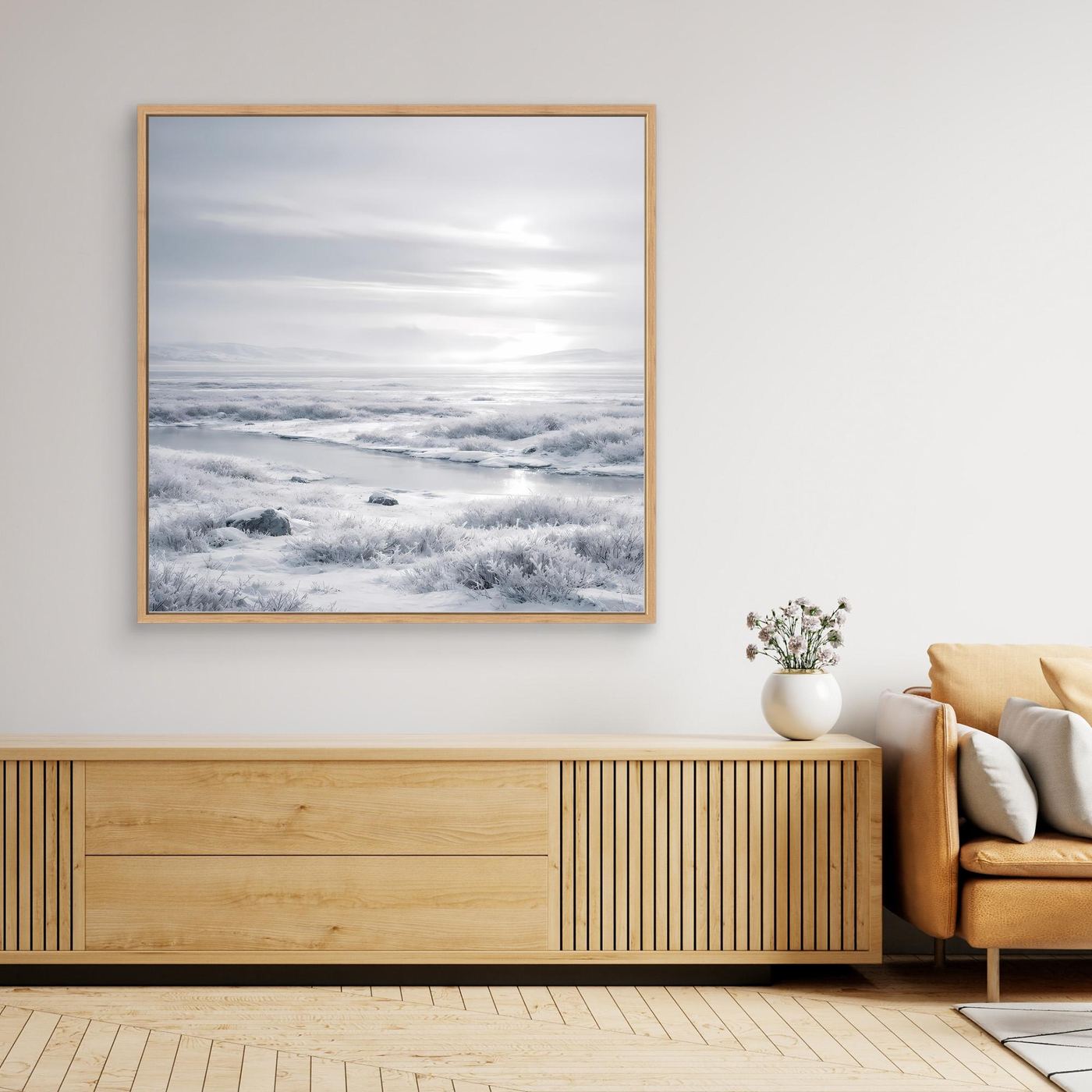 Gëframtes Leinwandbild mit winterlicher Landschaft, Rahmen in hellem Holzton
