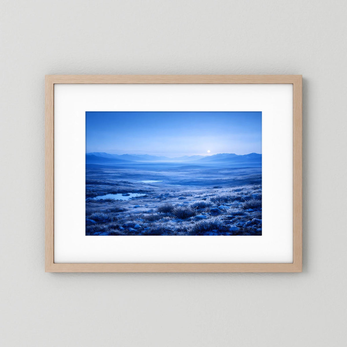 Querformat-Wandbild mit Motiv Polarlandschaft im Mondlicht, hellbrauner Holzrahmen und weißes Passepartout