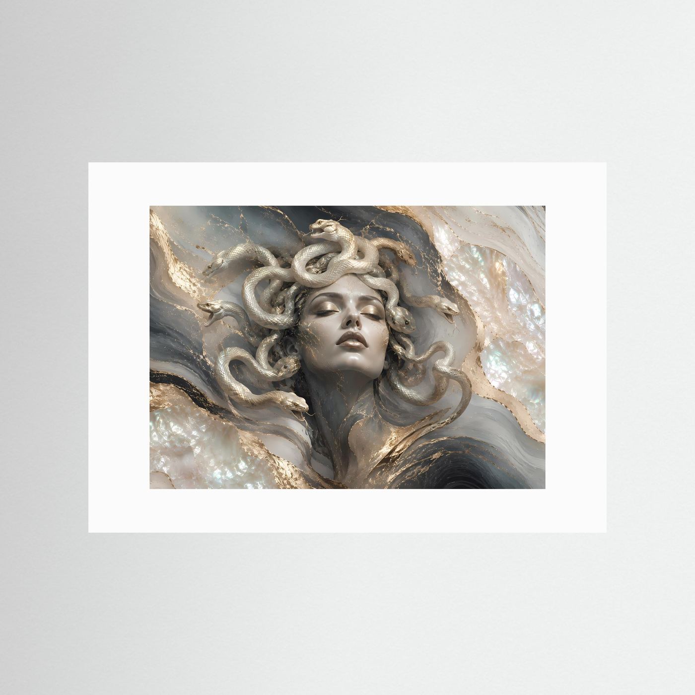 Querformat-Poster mit Medusa-Frauenfigur, silbernen Schlangen und Goldakzenten im weißen Passepartout