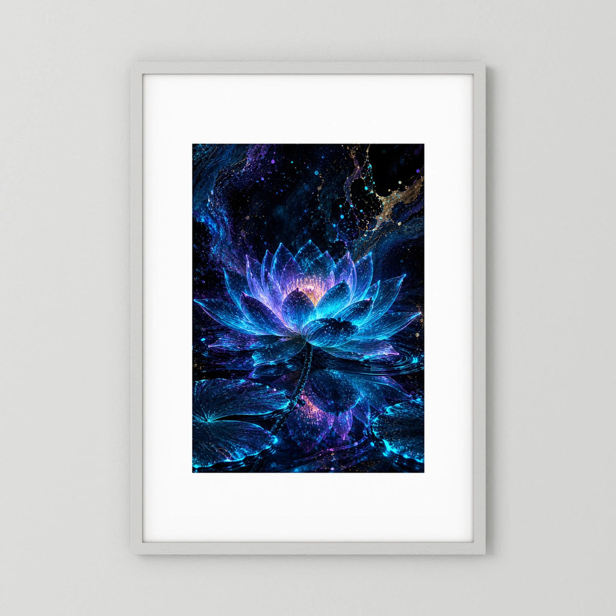 Hochformatiges Kunstposter mit leuchtender Lotusblüte in Blau und Violett
