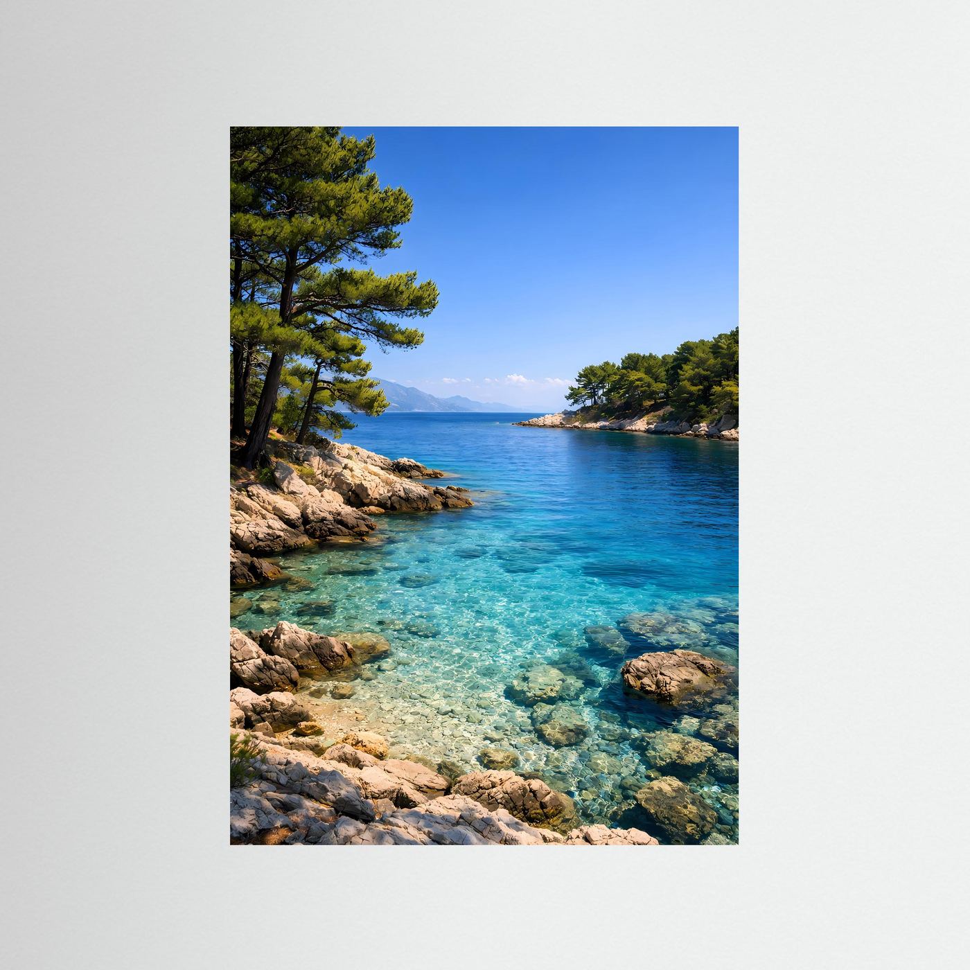 Mediterranes Küstenposter im Hochformat: türkisblaues Meer, Felsen und Pinien