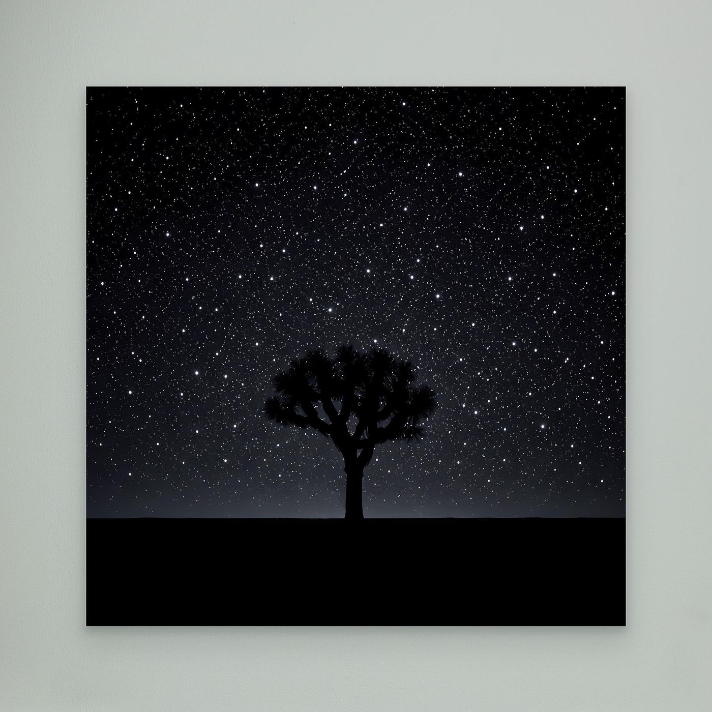 Leinwandbild Sternenhimmel mit Baum-Silhouette und Wüstenlinie, ohne sichtbaren Rahmen