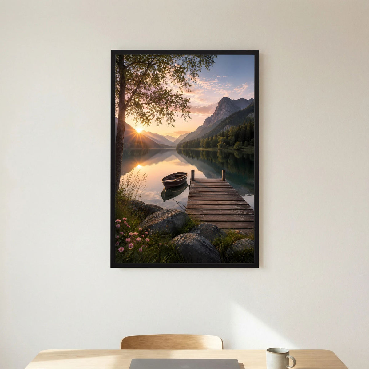 Poster an der Wand mit Holzrahmen: See, Boot und Holzsteg im Sonnenaufgang