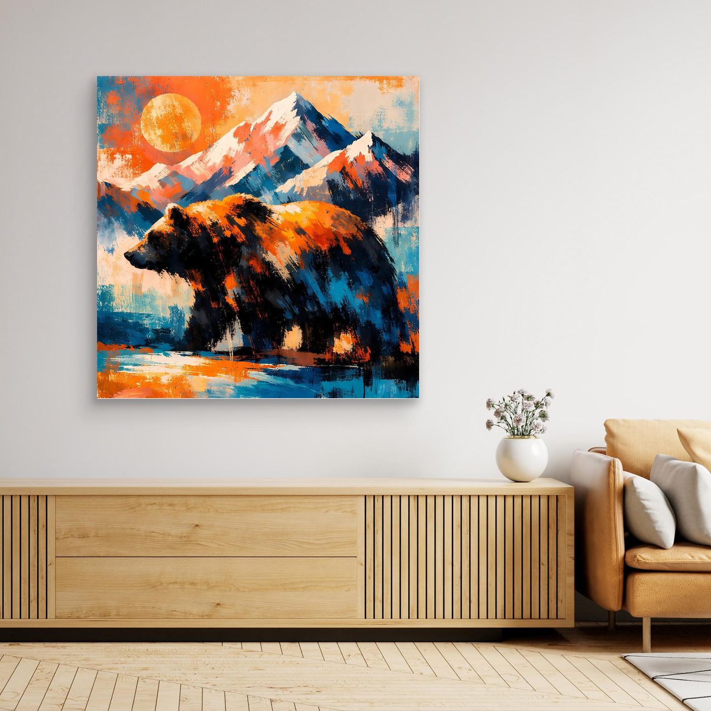 Gerahmtes Leinwandbild mit abstraktem Grizzlybär und Berglandschaft, heller Holzrahmen.
