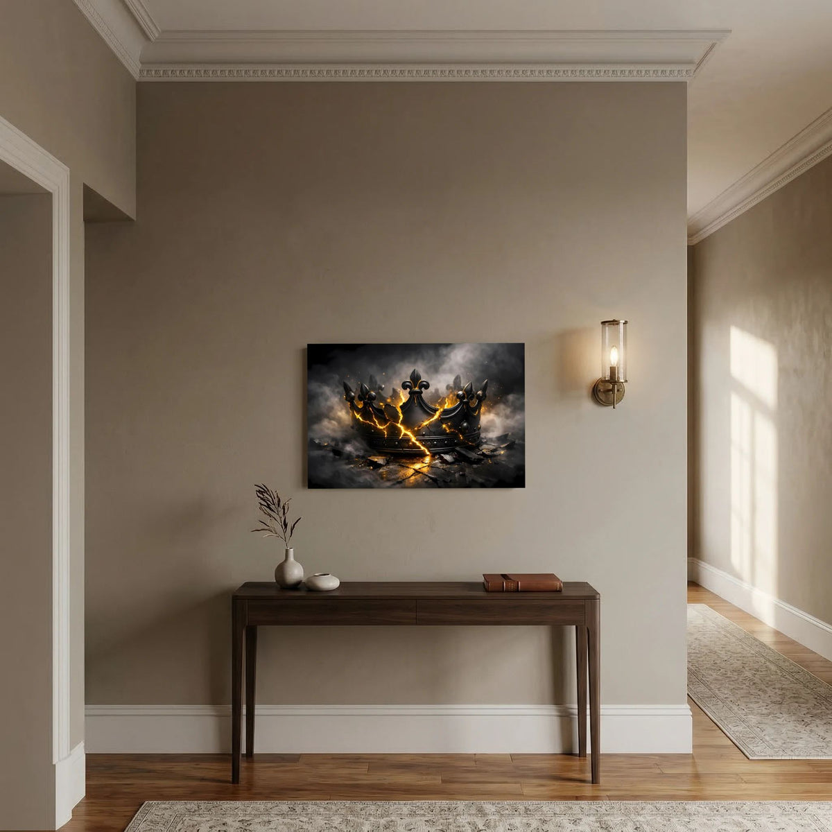 Wandbild mit zerbrochener Krone in Schwarz und Gold, Querformat, im Wohnraum platziert