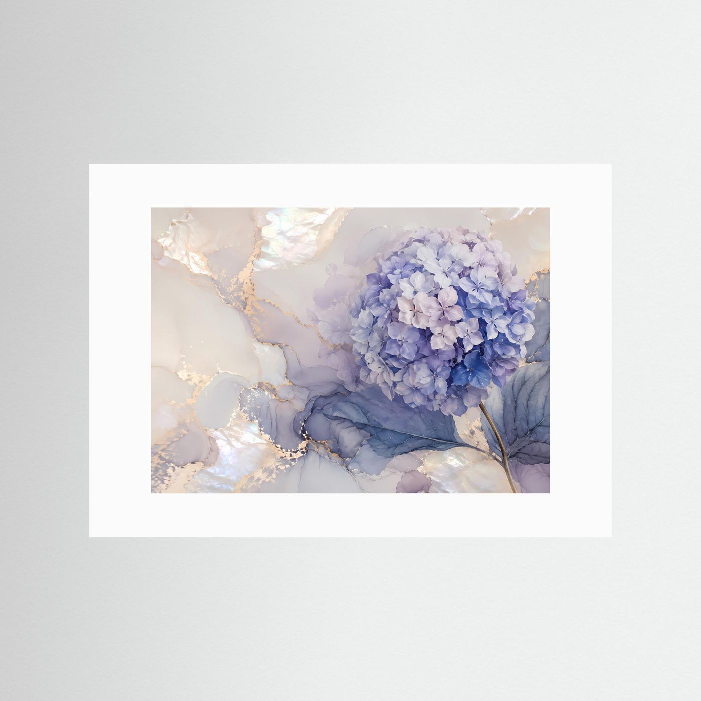 Wandbild mit blauen Hortensienblüten und perlmuttfarbenem Marmormotiv, mit weißem Passepartout