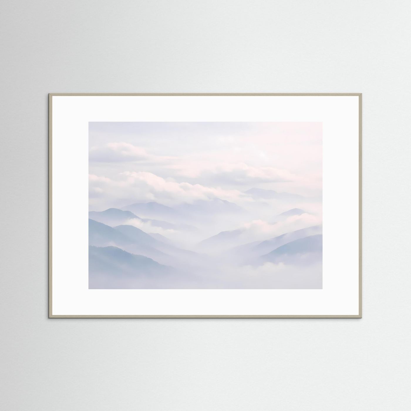 Landschafts-Poster Querformat mit hellem Holzrahmen und nebligen Bergen im Wolkenmeer