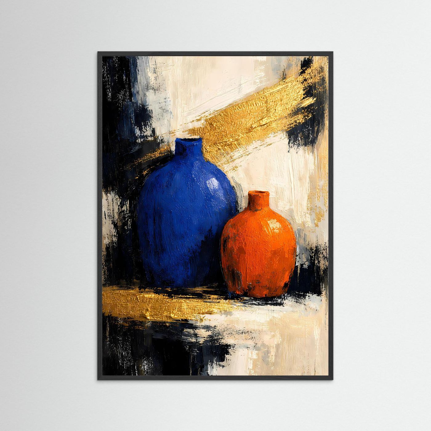 Kunstposter Stillleben mit blauer und orangefarbener Vase, goldener Farbstreifen im schwarzen Rahmen.