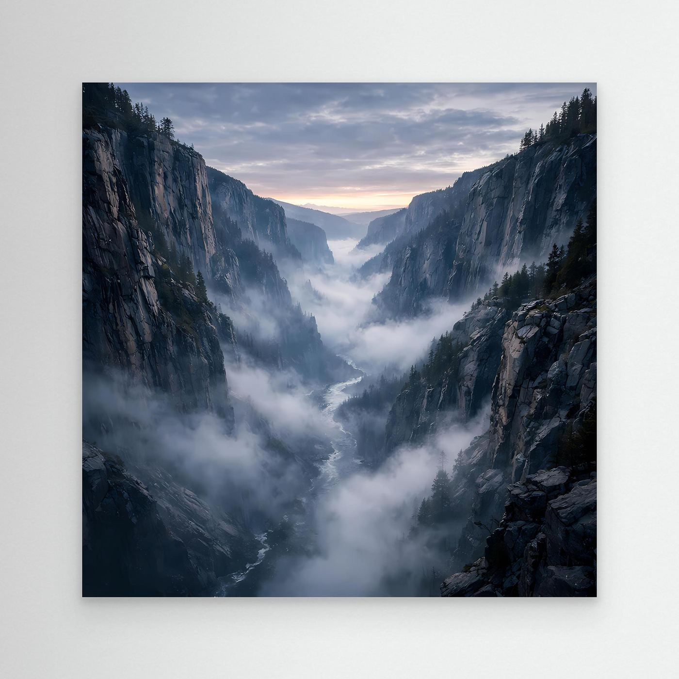 Leinwandbild Neblige Schlucht: grau-blaue Berge, Nebel im Tal, ohne Rahmen