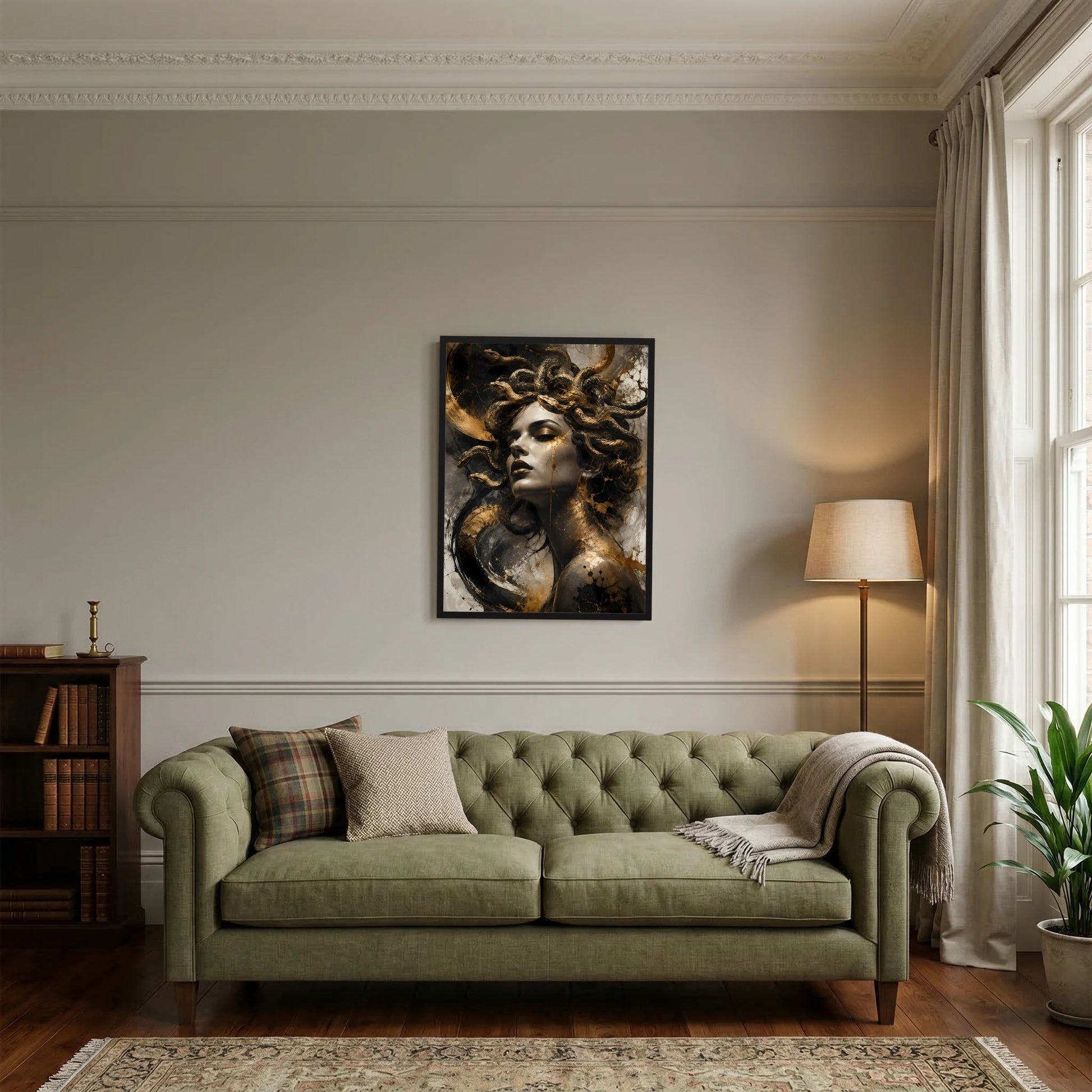 Gerahmtes Medusa-Poster: Frau mit goldenen Schlangen, dunkle Schwarz-Gold-Optik