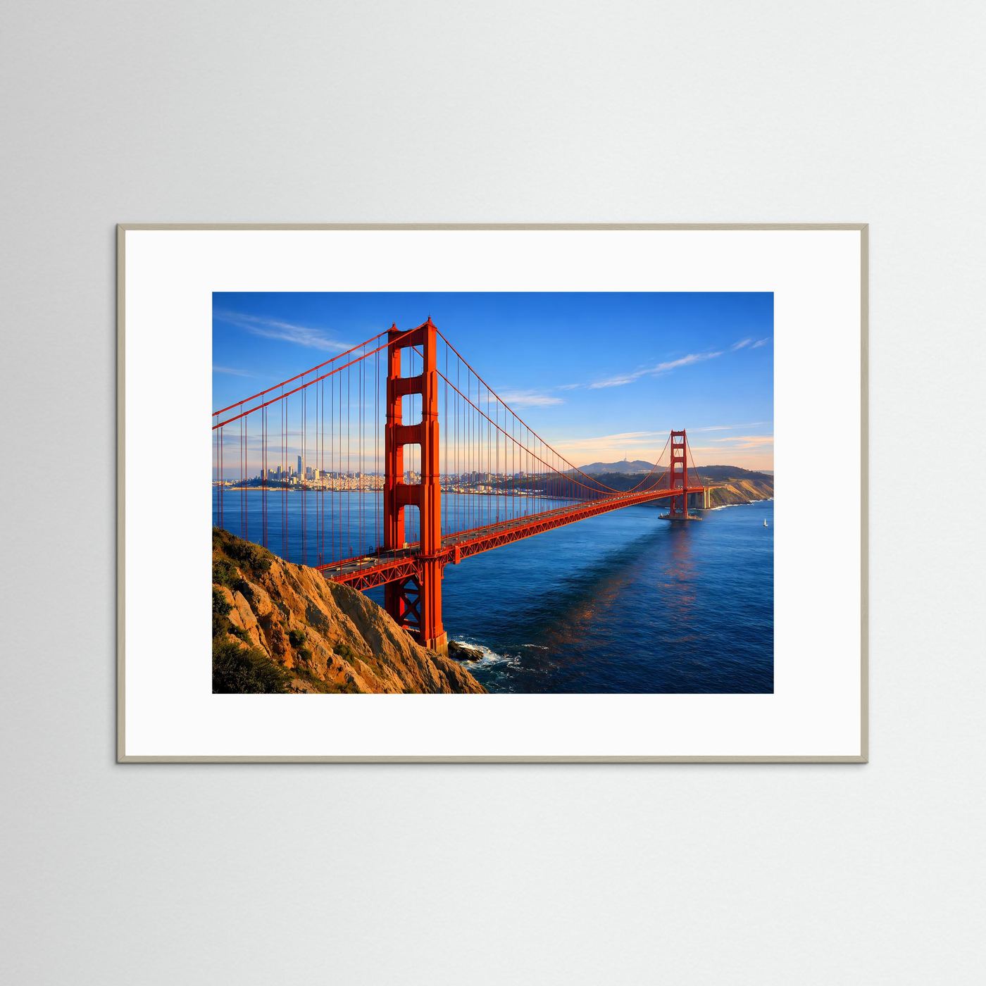 Architekturposter: Golden-Gate-Brücke im Querformat, Holzrahmen, weißes Passepartout