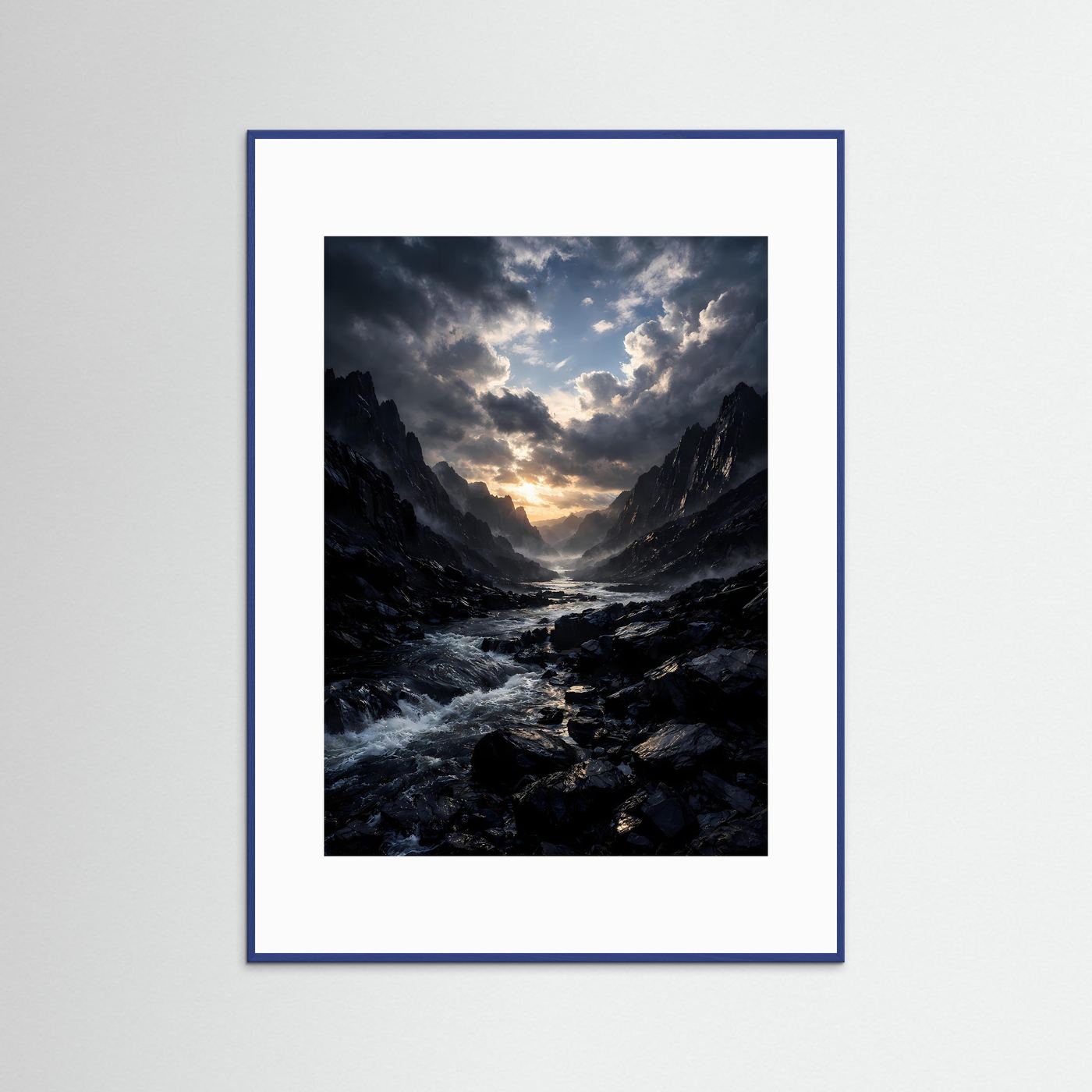 Landschafts-Kunstposter: reißender Fluss, dunkle Berge, Sonnenuntergang, blau gerahmt