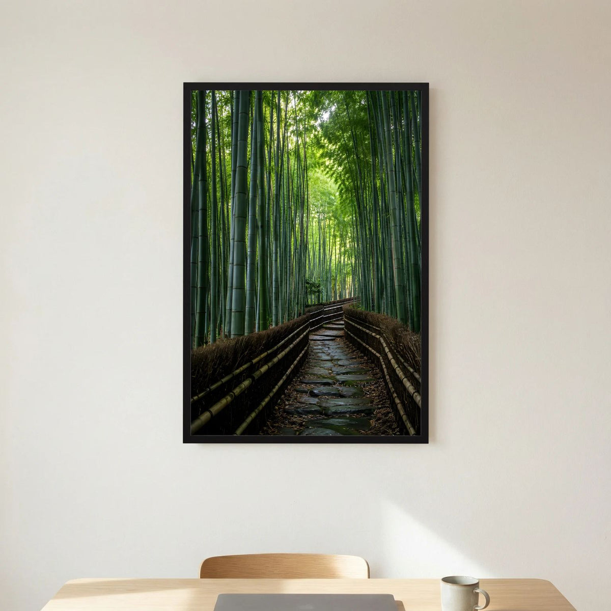 Hochformat-Poster mit Wegperspektive im Bambuswald, schwarzer Rahmen