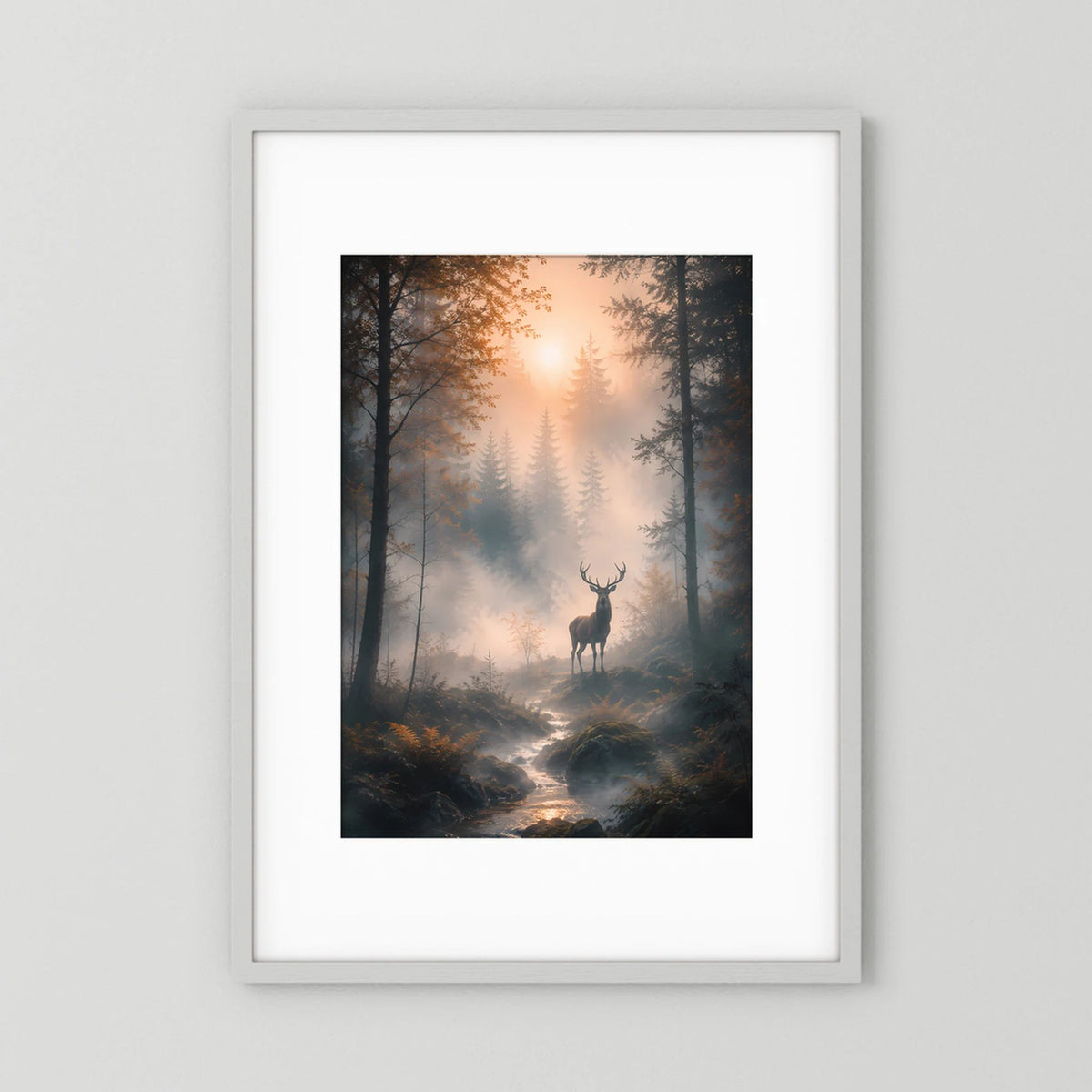 Hochformat-Kunstposter im hellen Rahmen mit Reh im nebligen Wald und Sonnenaufgang