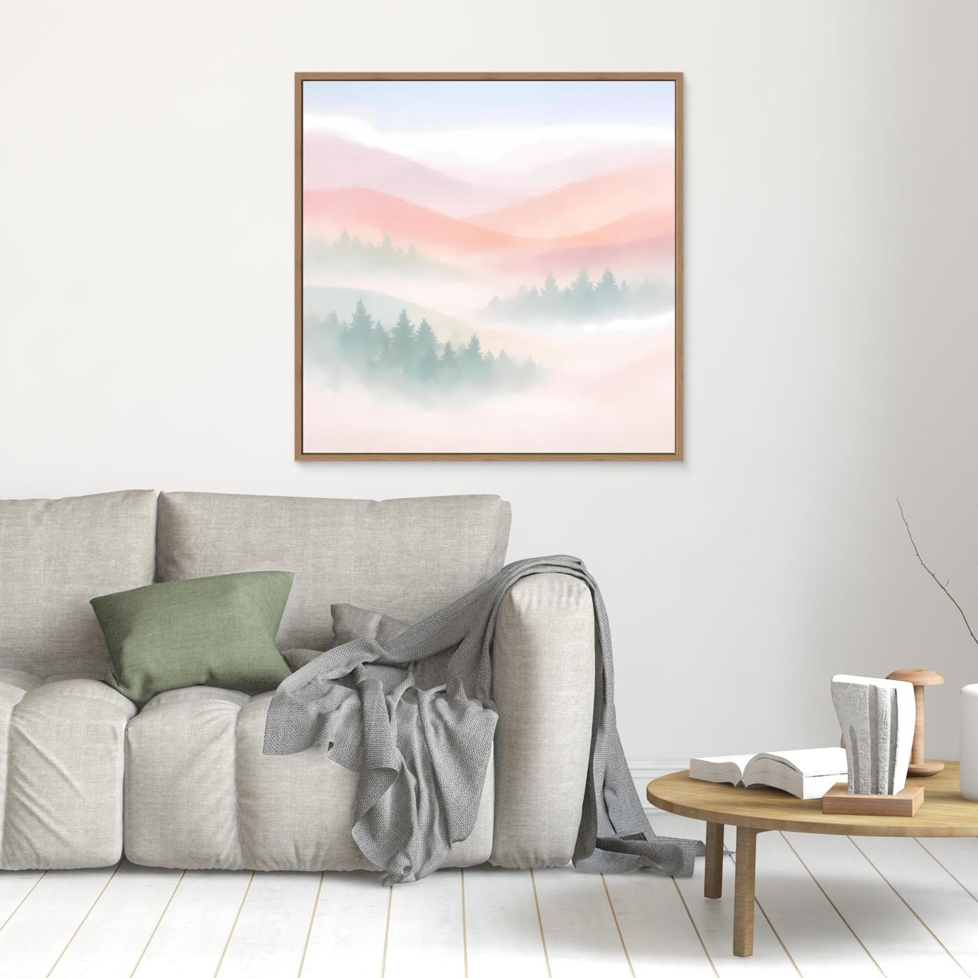 Leinwandbild mit goldbraunem Holzrahmen, pastellfarbenes Nebelgebirge mit Tannen