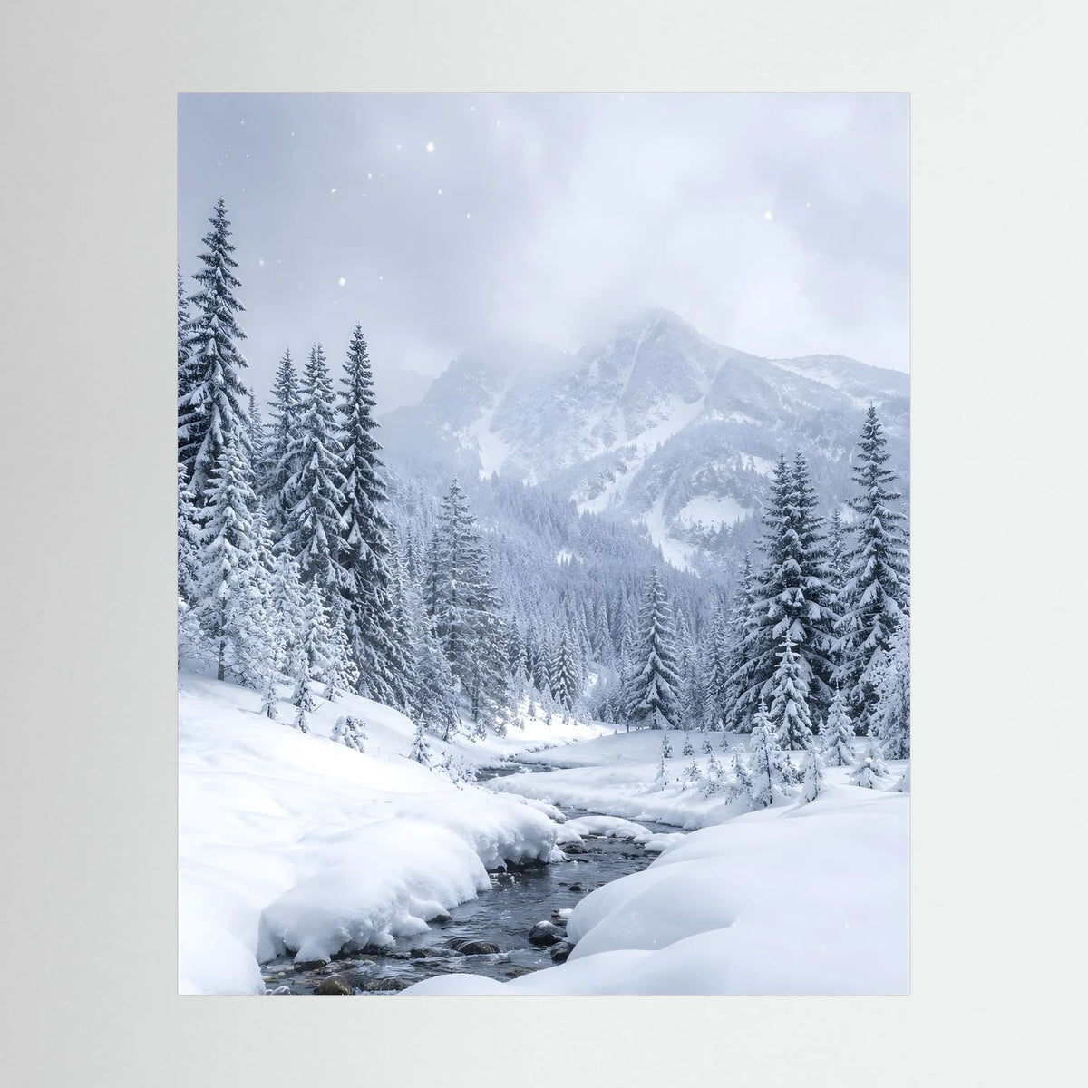 Hochformatiges Poster mit verschneiter Berg- und Tannenlandschaft im Schnee