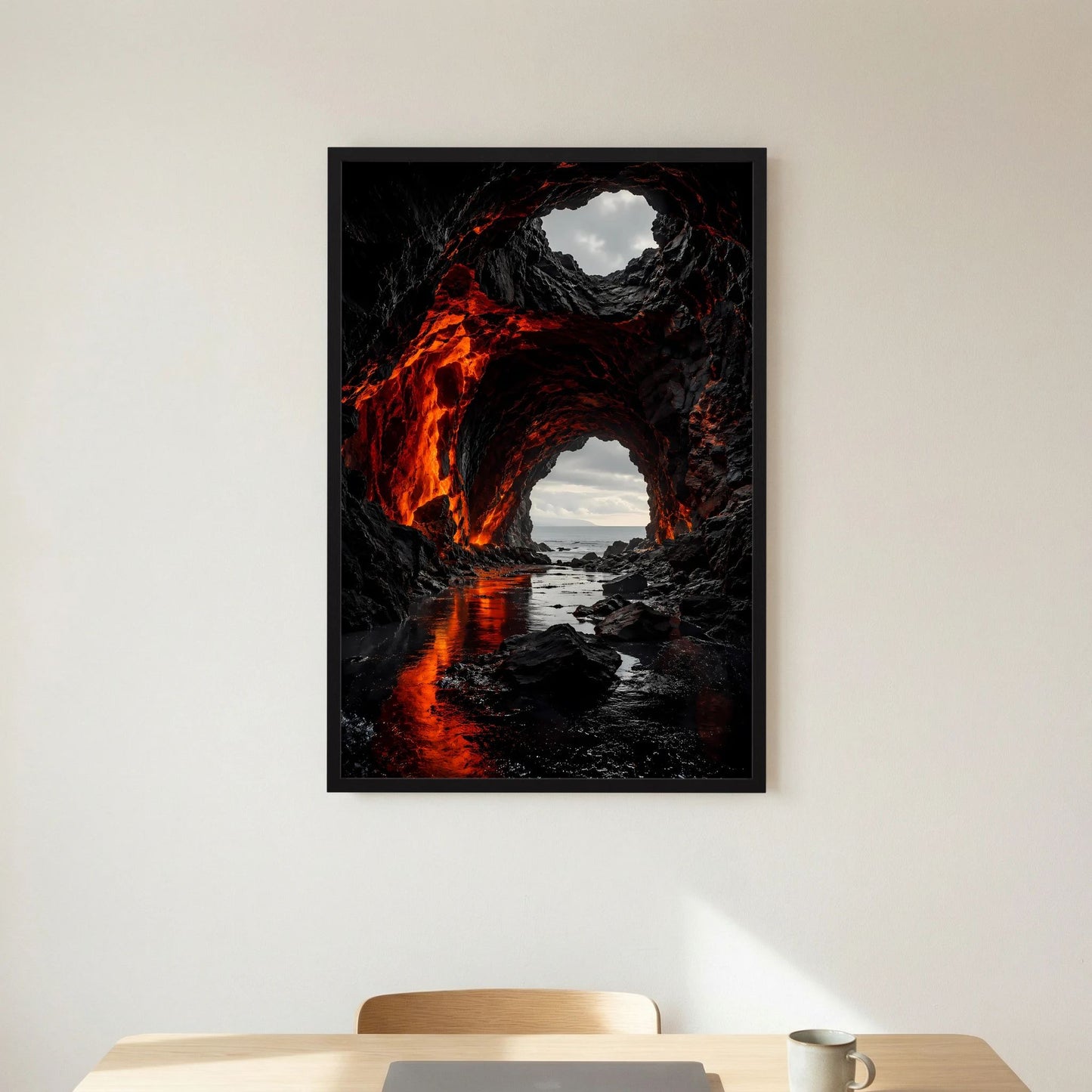 Hochformat-Poster mit dunklen Felsarchen und glühender Lava, orange Reflexe im Wasser
