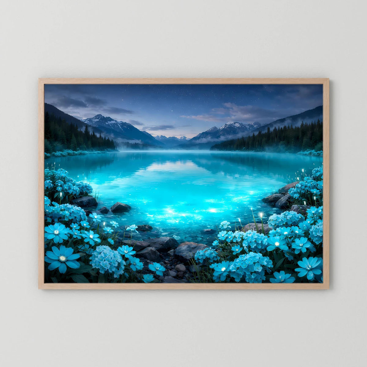 Querformat-Poster im hellem Holzrahmen mit blau leuchtendem Bergsee und blauen Blüten
