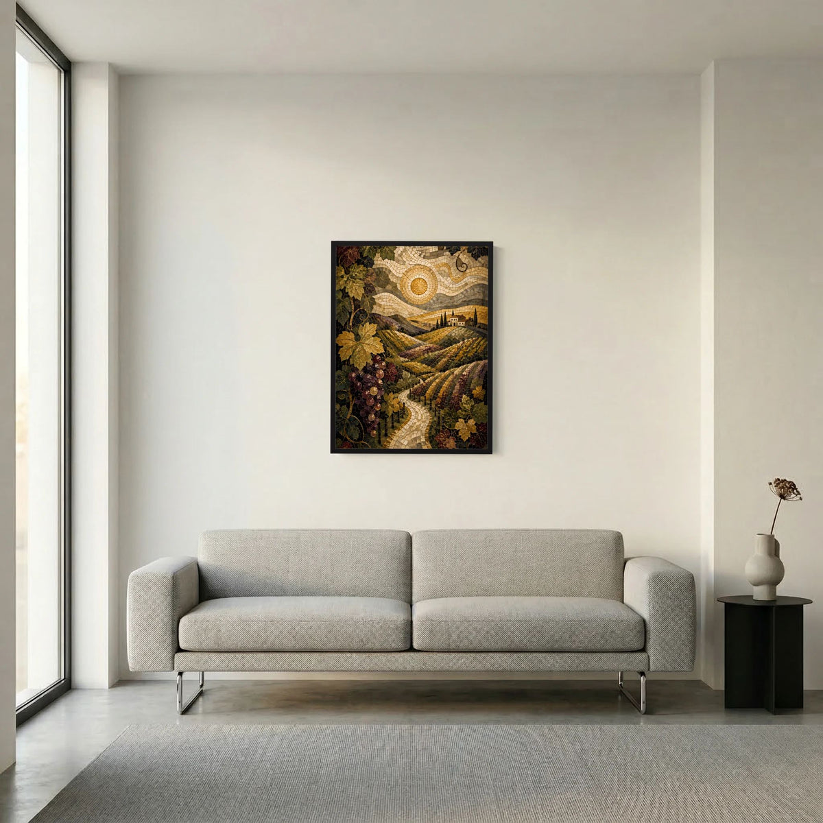 Gerahmtes Poster mit mosaikartiger Weinberg-Landschaft an der Wand über dem Sofa, schwarzer Rahmen