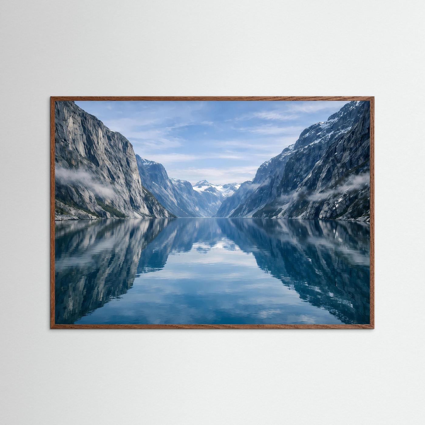 Wandposter mit Fjordlandschaft, brauner Holzrahmen