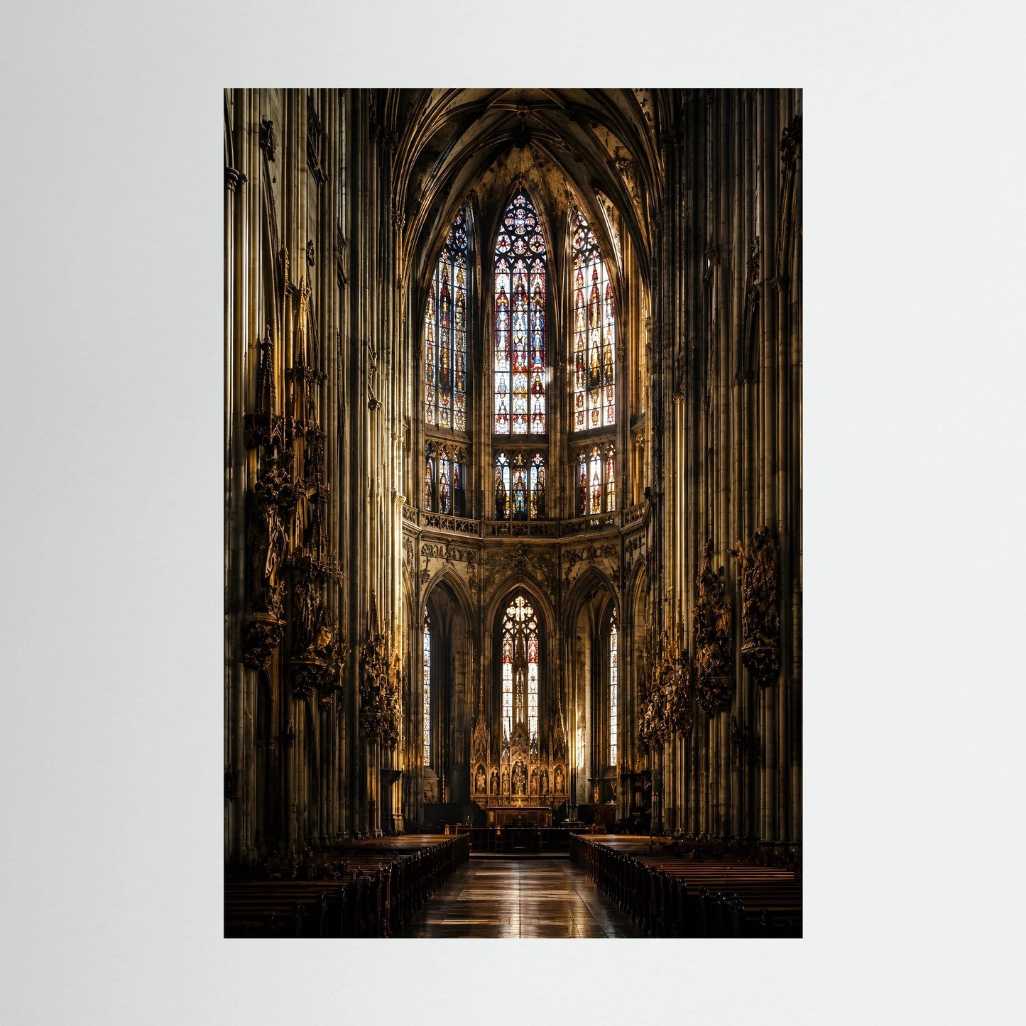 Kunstposter im Hochformat: gotische Kirche mit Buntglasfenstern, schwarz gerahmt