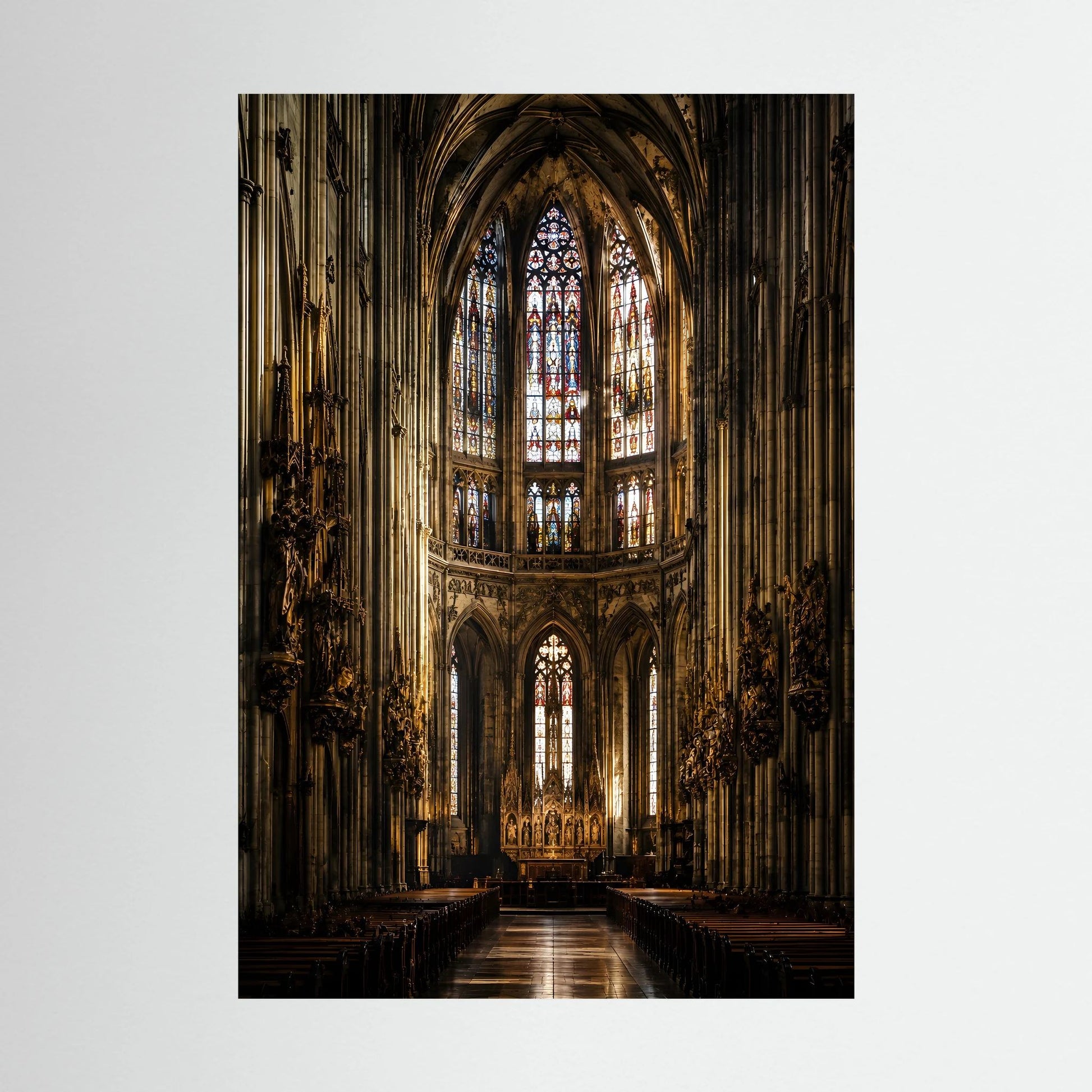 Kunstposter im Hochformat: gotische Kirche mit Buntglasfenstern, schwarz gerahmt