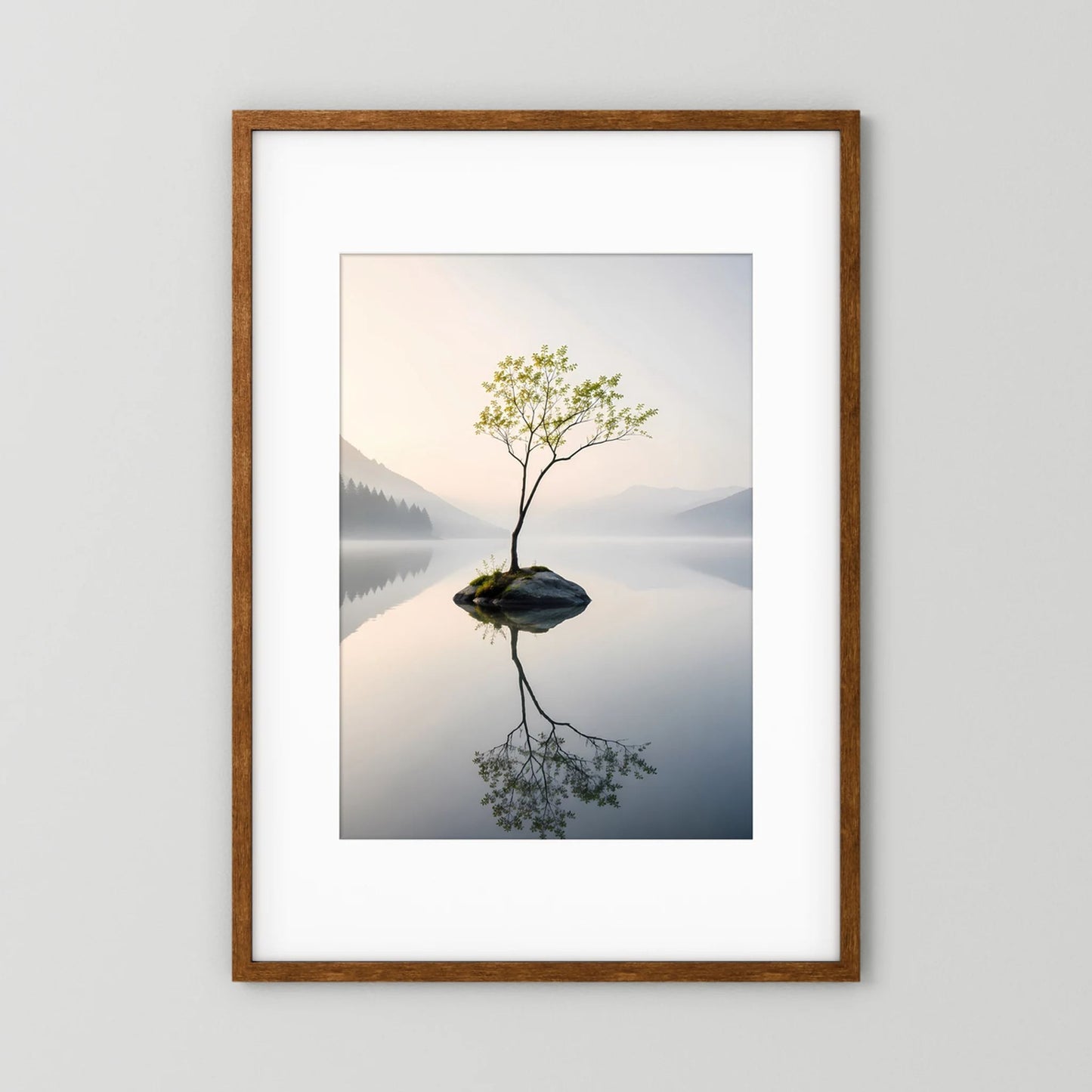 Einsamer Baum im Bergsee | Minimalistische Natur mit Spiegelung | Poster Hochformat