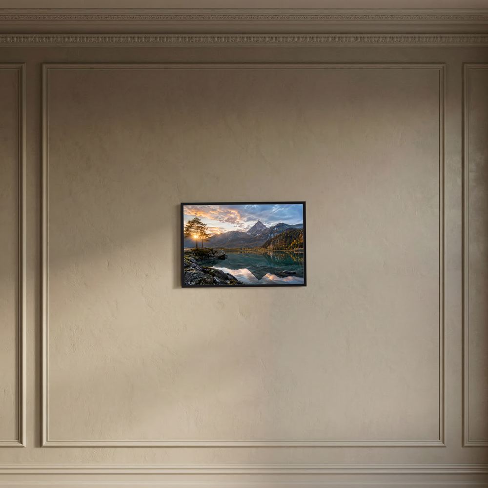 Gerahmtes Poster im Querformat mit Alpenlandschaft: See, Berge und Herbstwald bei Sonnenuntergang, schwarzer Rahmen