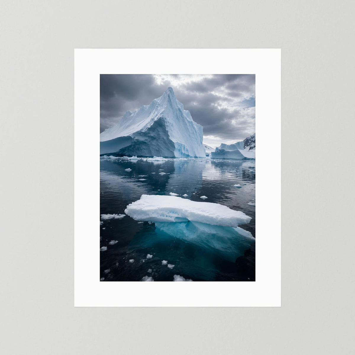 Poster mit Antarktis-Eislandschaft: Gletscherspitze, blaues Eis und Wasser, ohne Rahmen