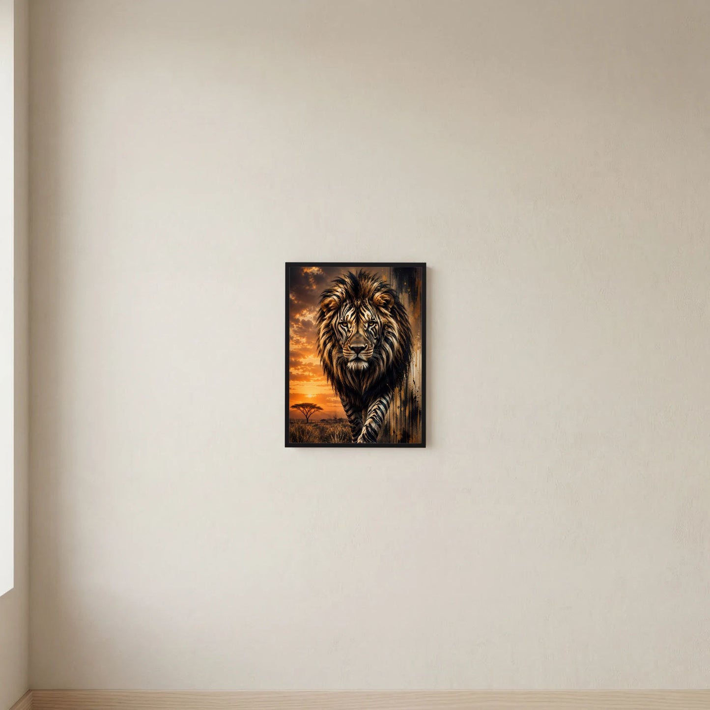 Löwenposter an der Wand: Zebramuster-Löwe im Sonnenuntergang, schwarze Einfassung