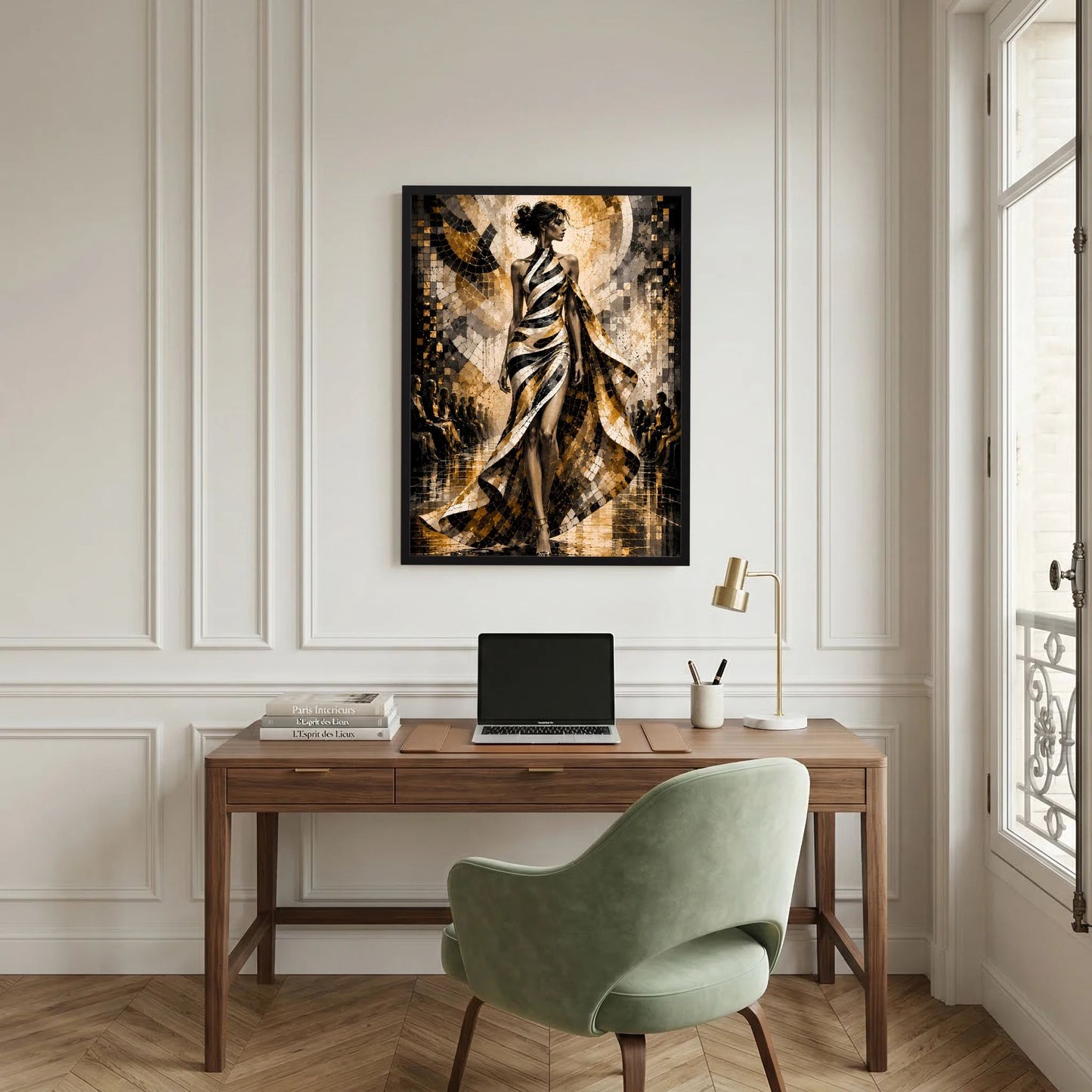 Poster mit elegante Figur im Mantelstil, Schwarz, Gold und Weiß, Mosaikmuster, schwarz gerahmt.
