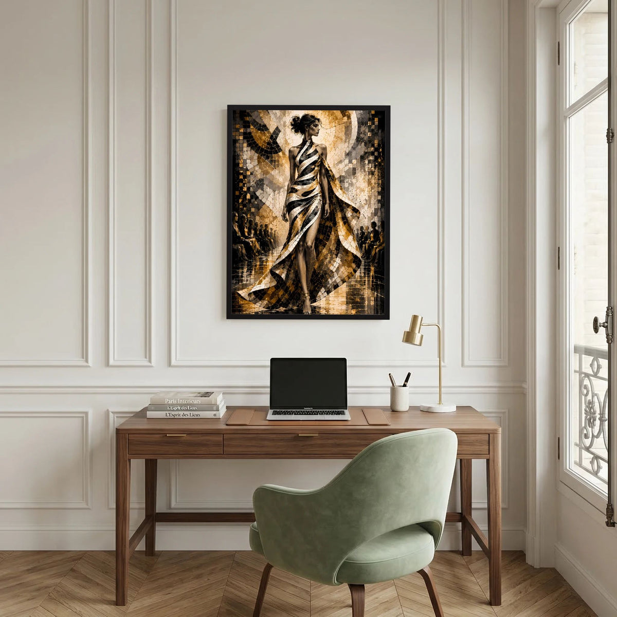 Poster mit elegante Figur im Mantelstil, Schwarz, Gold und Weiß, Mosaikmuster, schwarz gerahmt.