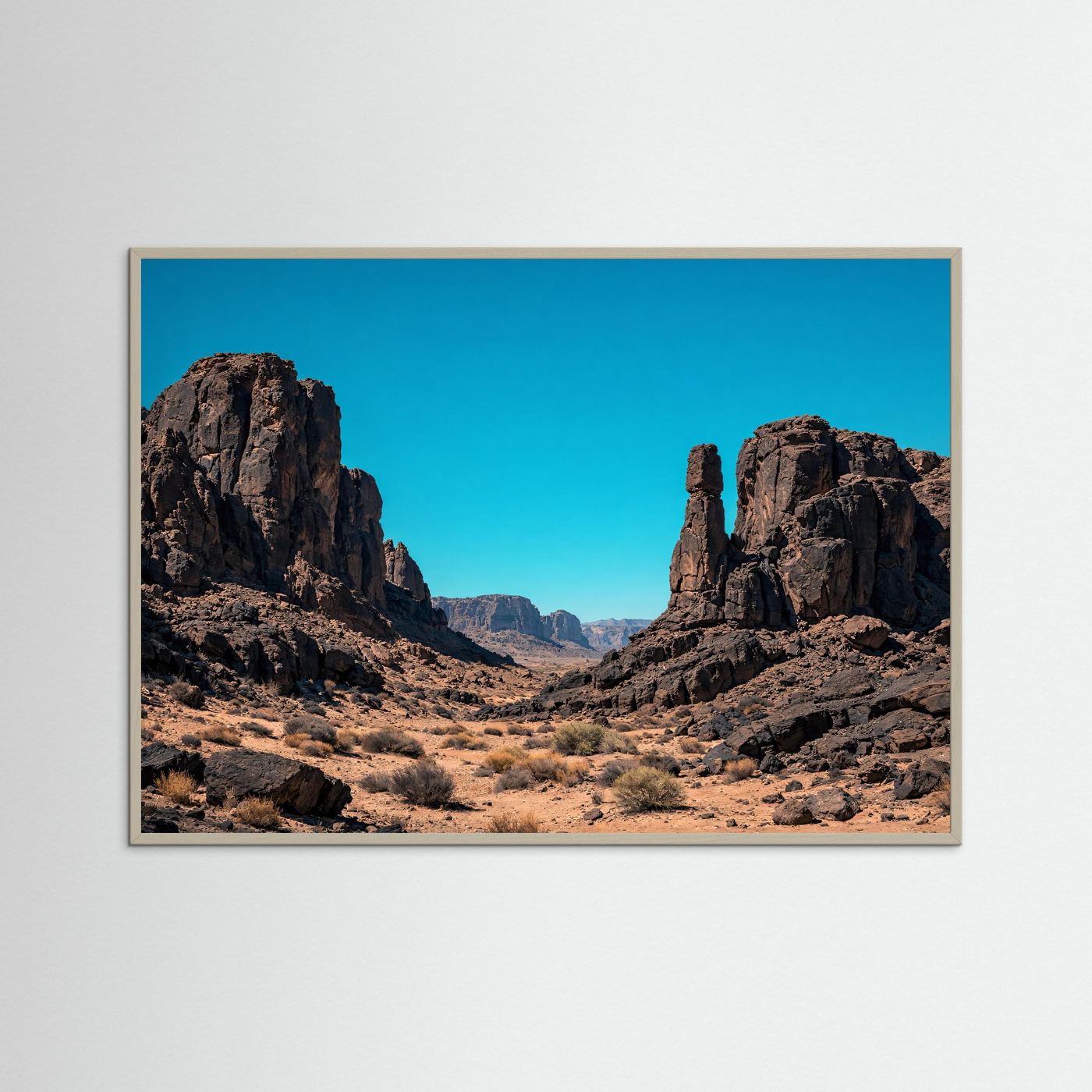Wüstenlandschaft-Poster mit Felsformationen im Querformat, grauer Holzrahmen