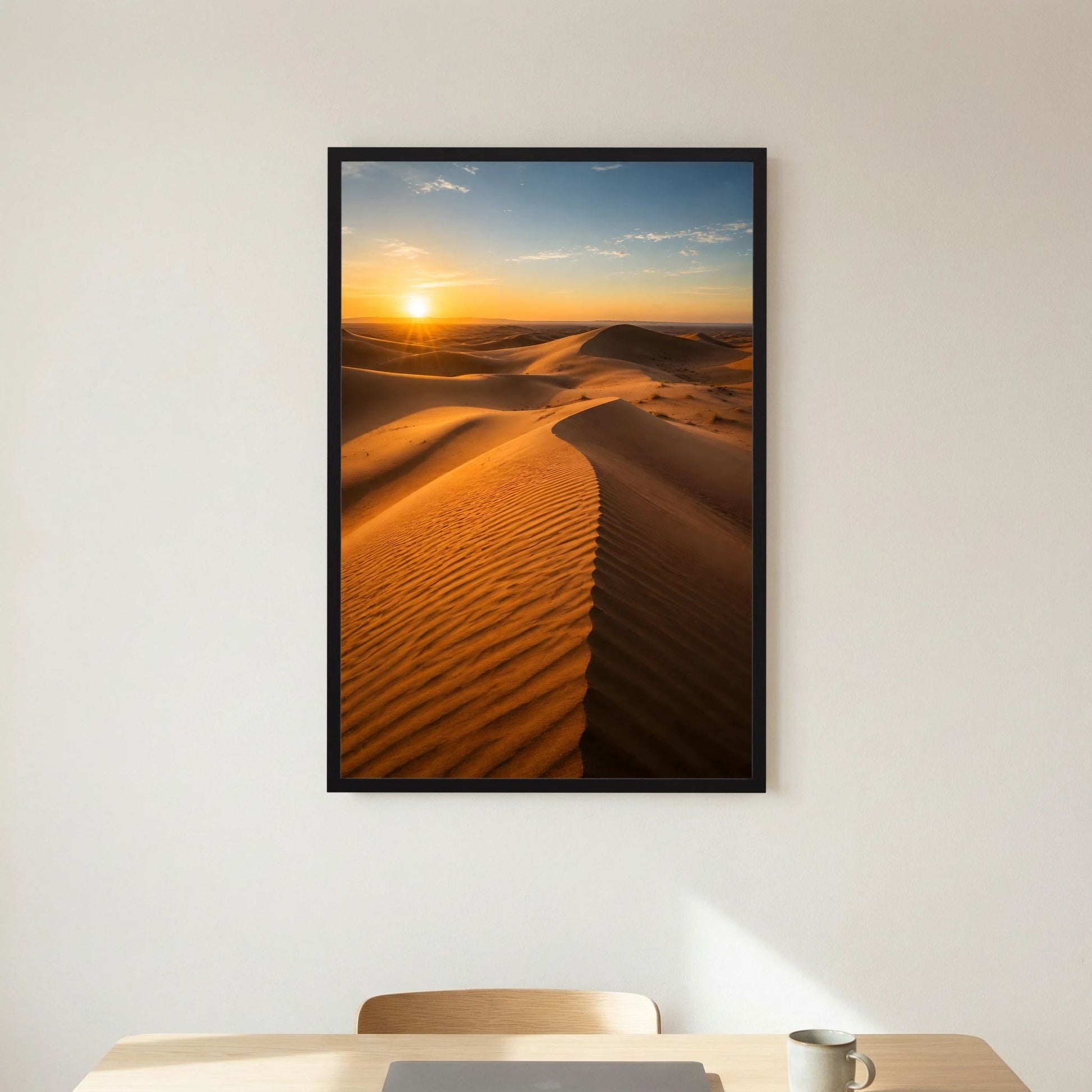 Landschaftsposter im Hochformat: goldene Dünen mit Sonnenuntergang, schwarzer Rahmen