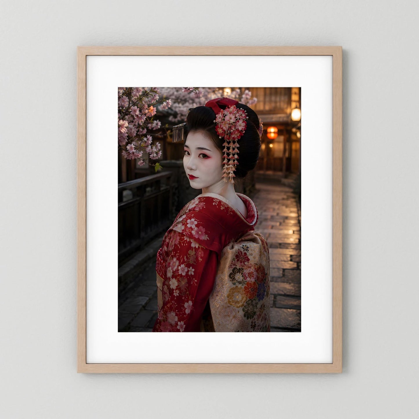 Poster mit Geisha im rotem Kimono und Kirschblüten, naturfarbener Holzrahmen