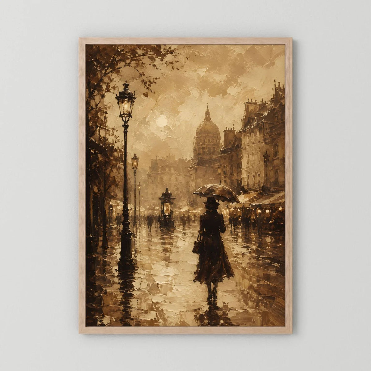 Hochformatiges Sepia-Stadtposter mit nassem Gehweg, Frau mit Regenschirm, im hellen Holzrahmen
